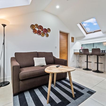 Exquisite 2-Bedroom Penthouse-Sleeps 7-Free Parking With Workstations & High-Speed Wifi Birmingham Bagian luar foto