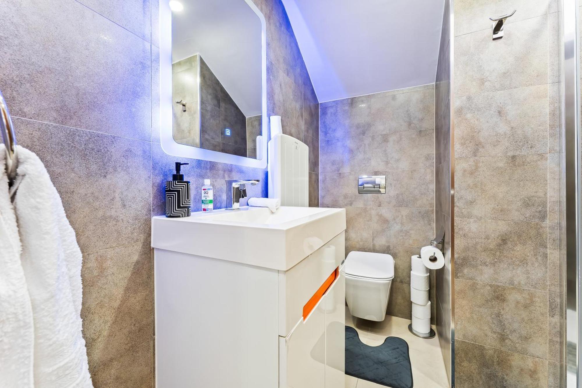 Exquisite 2-Bedroom Penthouse-Sleeps 7-Free Parking With Workstations & High-Speed Wifi Birmingham Bagian luar foto