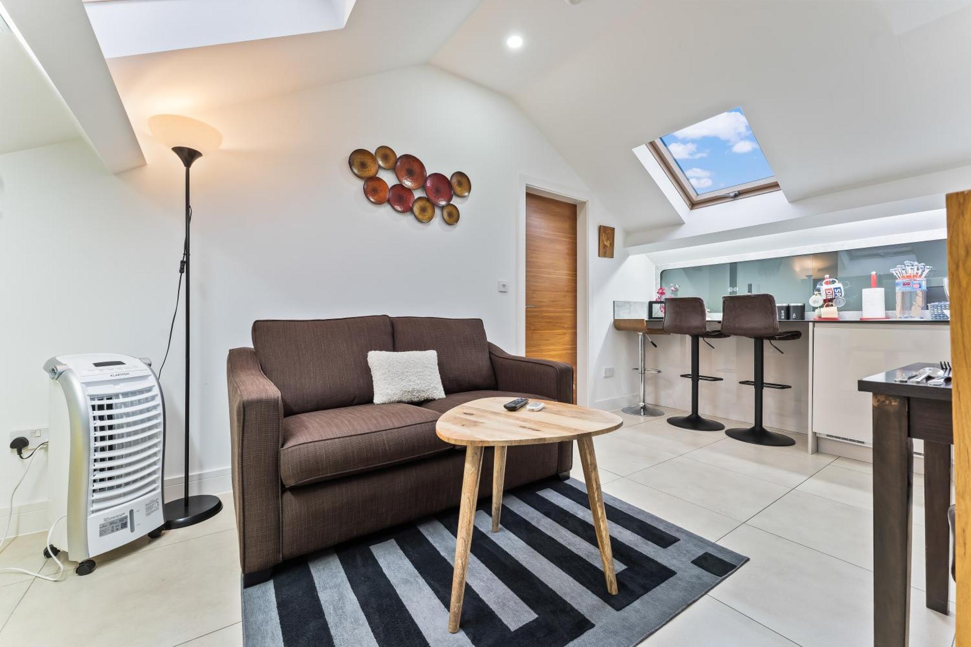 Exquisite 2-Bedroom Penthouse-Sleeps 7-Free Parking With Workstations & High-Speed Wifi Birmingham Bagian luar foto