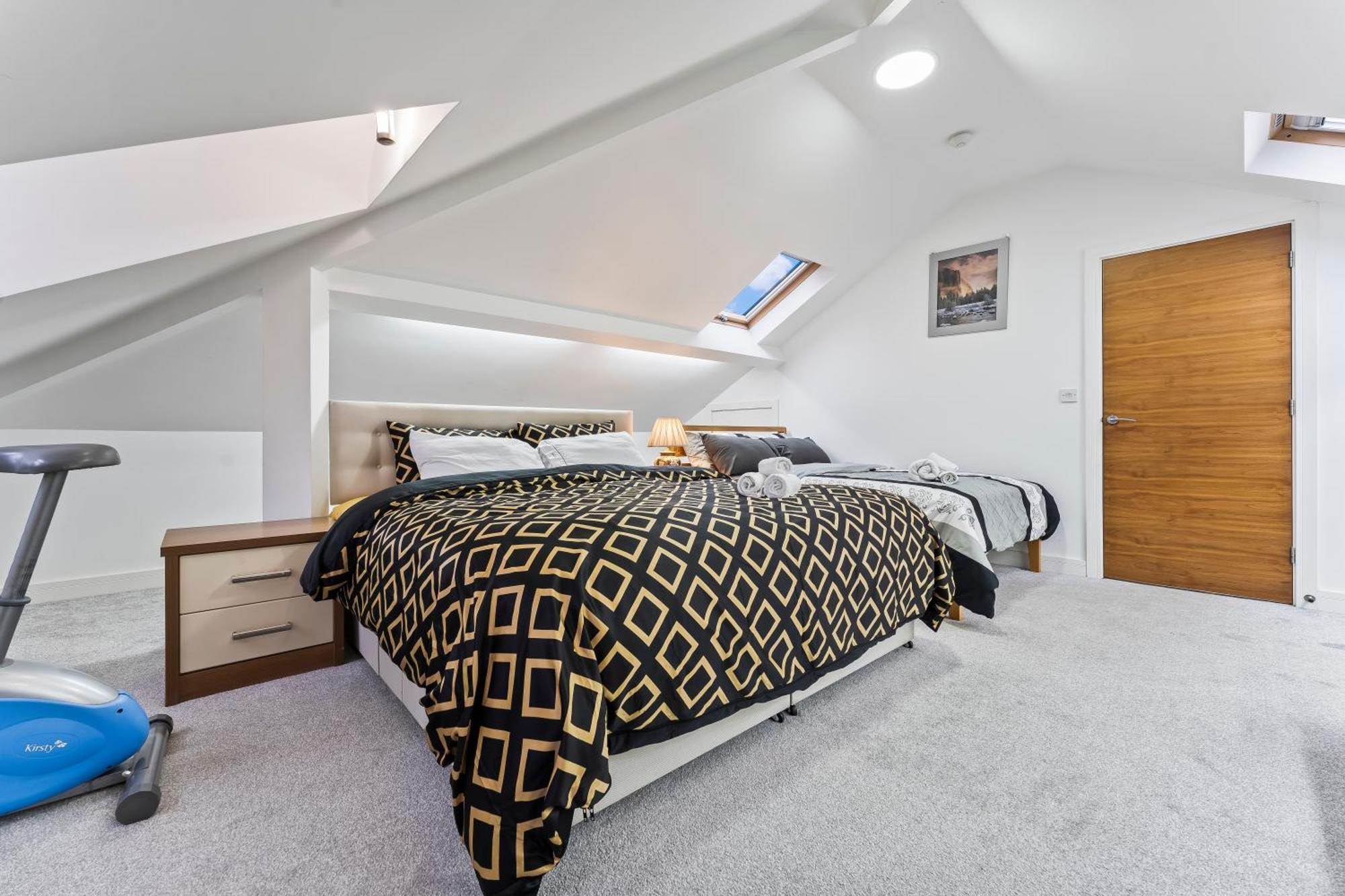 Exquisite 2-Bedroom Penthouse-Sleeps 7-Free Parking With Workstations & High-Speed Wifi Birmingham Bagian luar foto