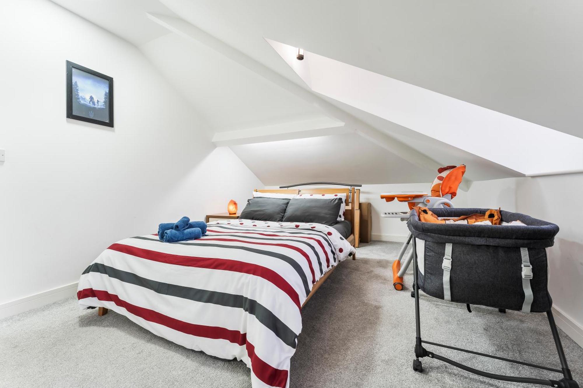 Exquisite 2-Bedroom Penthouse-Sleeps 7-Free Parking With Workstations & High-Speed Wifi Birmingham Bagian luar foto