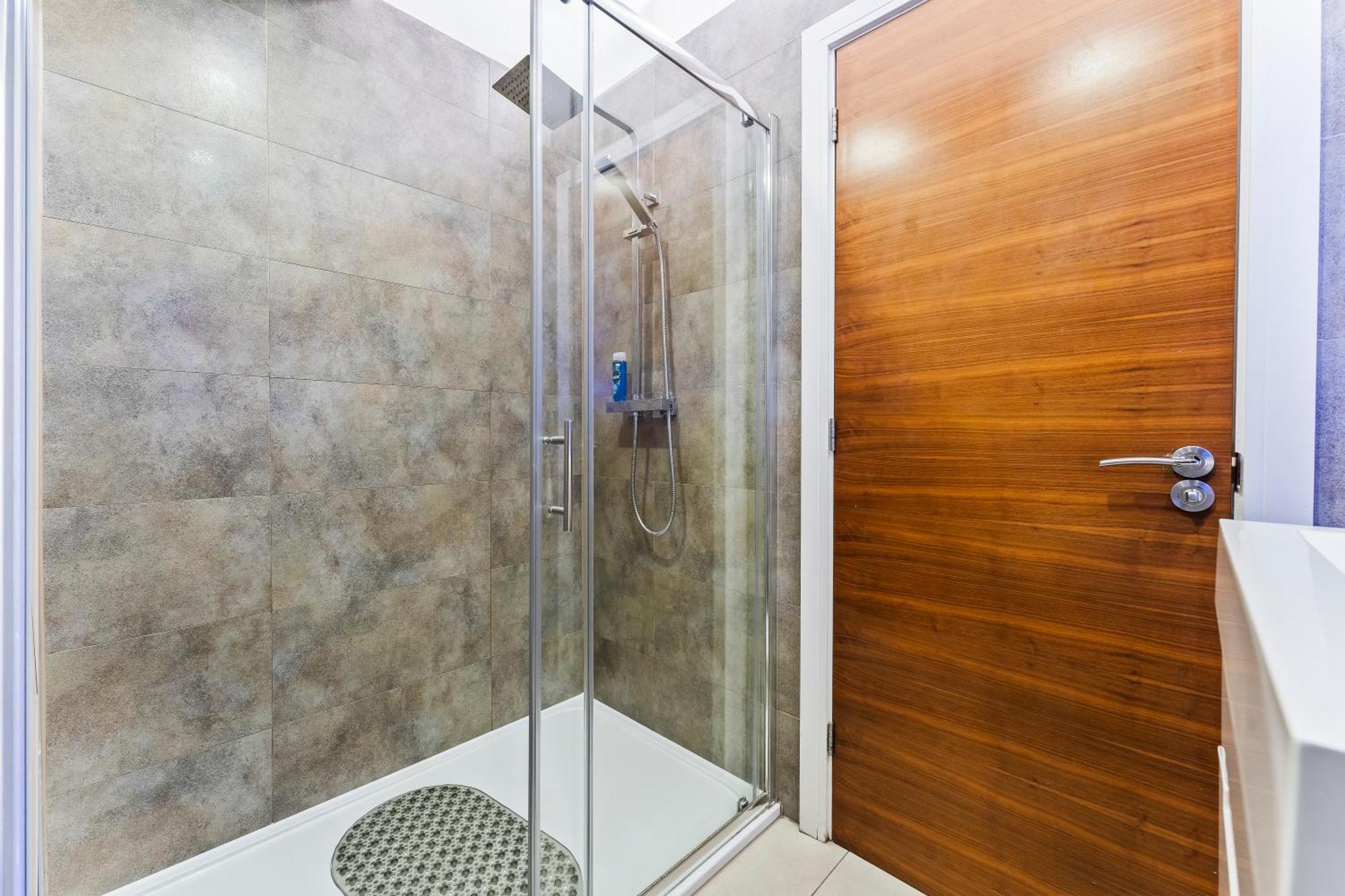 Exquisite 2-Bedroom Penthouse-Sleeps 7-Free Parking With Workstations & High-Speed Wifi Birmingham Bagian luar foto
