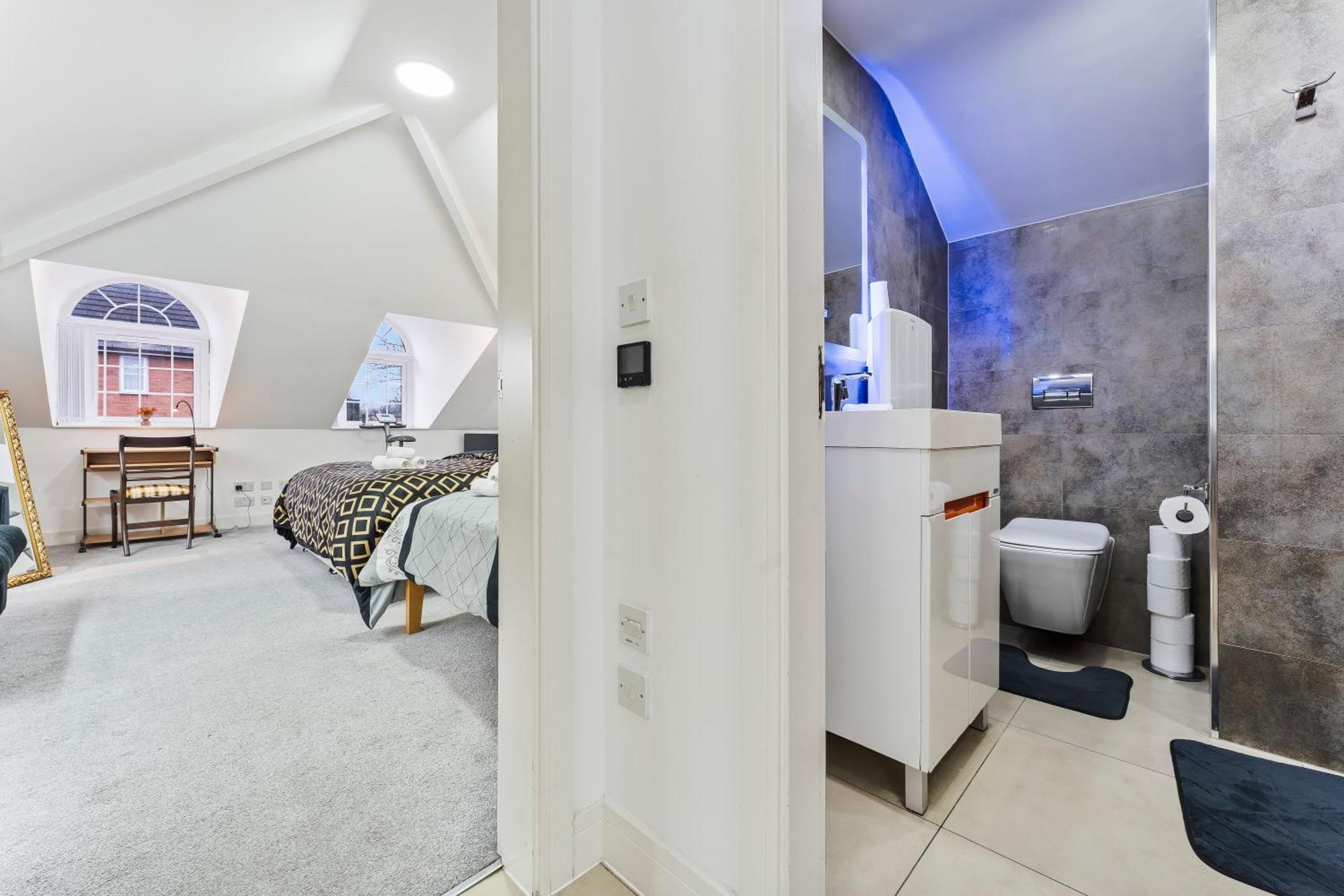 Exquisite 2-Bedroom Penthouse-Sleeps 7-Free Parking With Workstations & High-Speed Wifi Birmingham Bagian luar foto