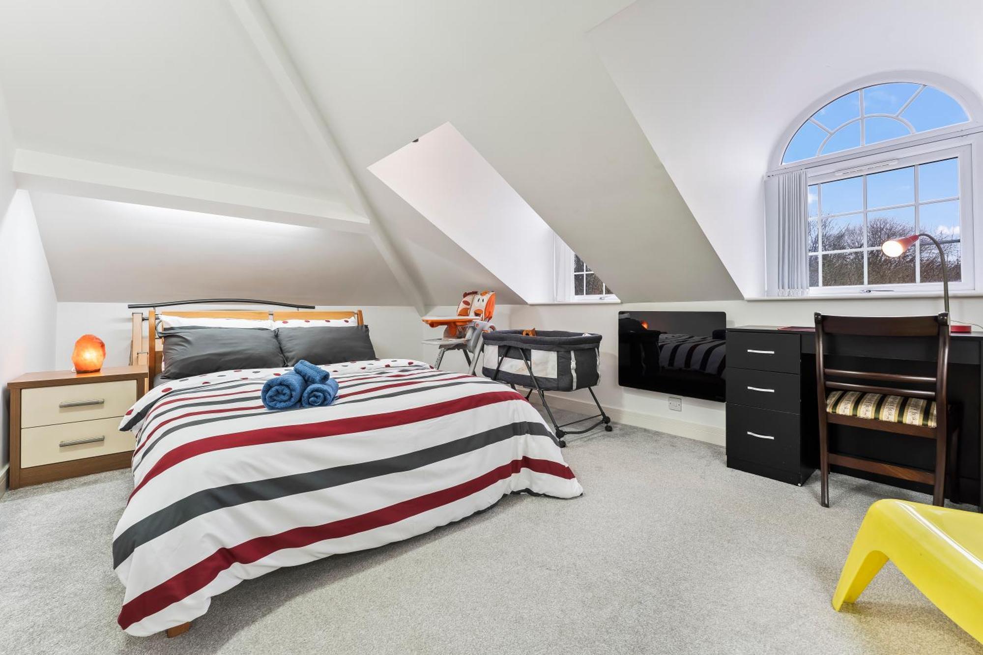 Exquisite 2-Bedroom Penthouse-Sleeps 7-Free Parking With Workstations & High-Speed Wifi Birmingham Bagian luar foto