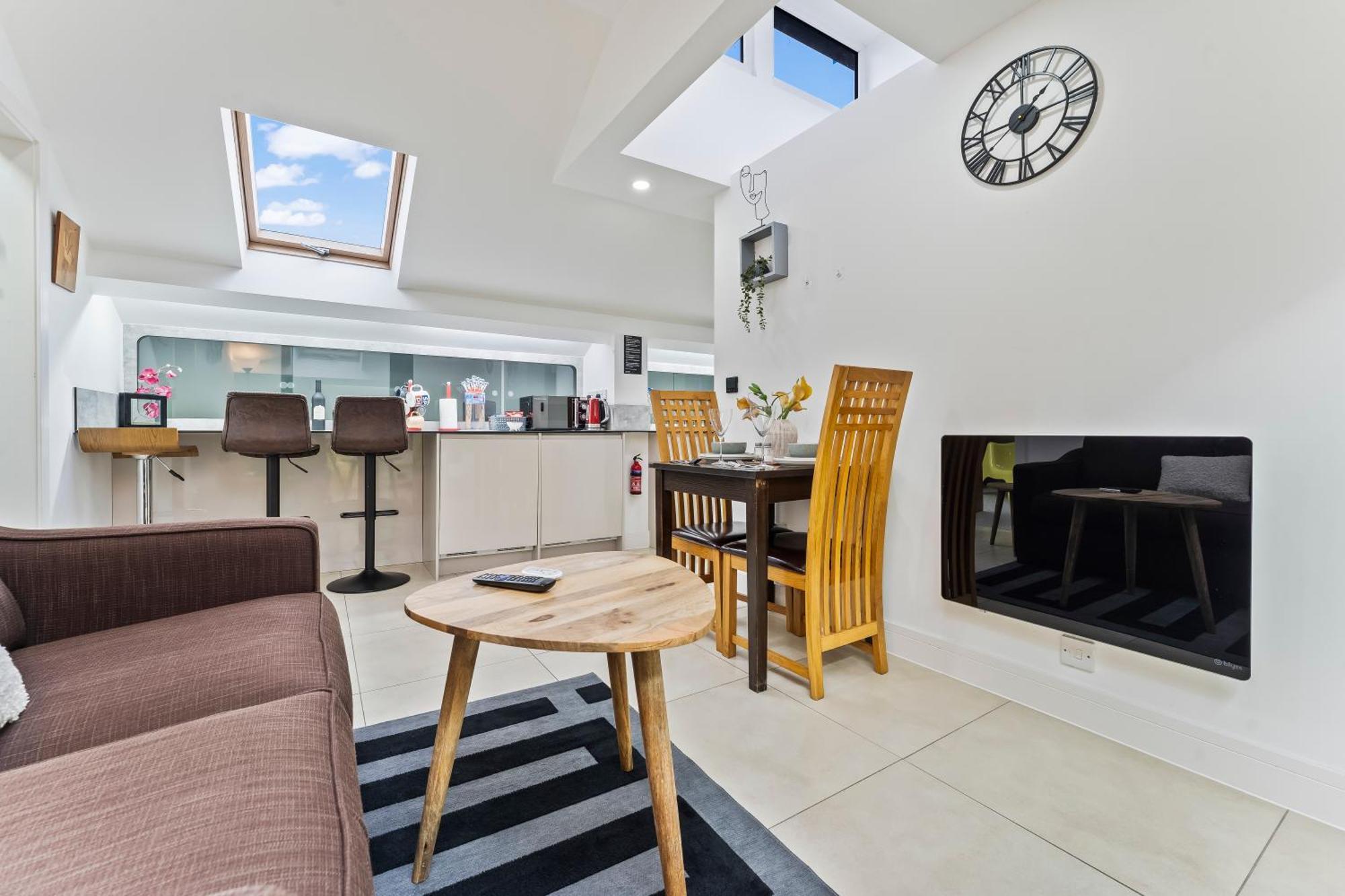 Exquisite 2-Bedroom Penthouse-Sleeps 7-Free Parking With Workstations & High-Speed Wifi Birmingham Bagian luar foto
