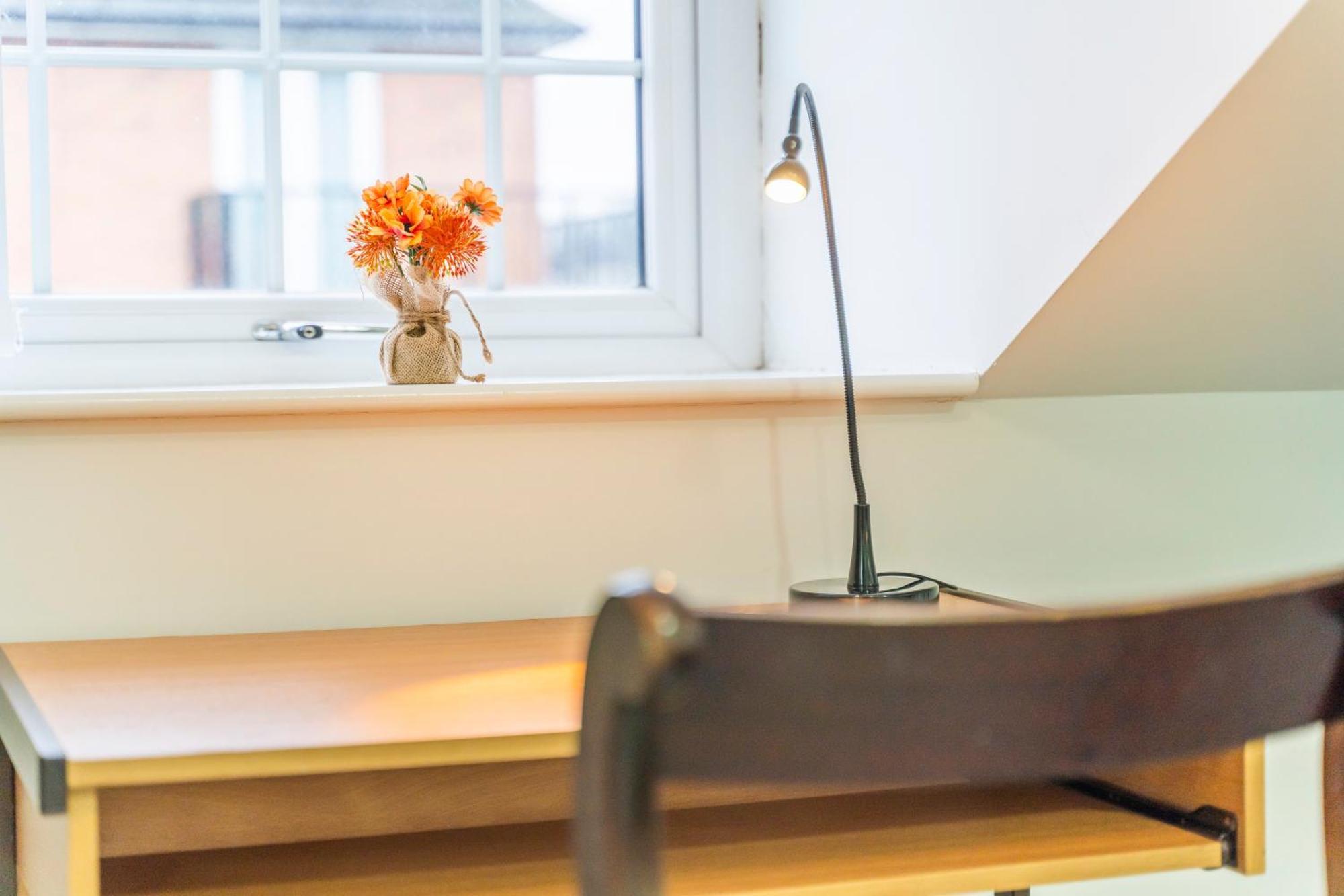 Exquisite 2-Bedroom Penthouse-Sleeps 7-Free Parking With Workstations & High-Speed Wifi Birmingham Bagian luar foto