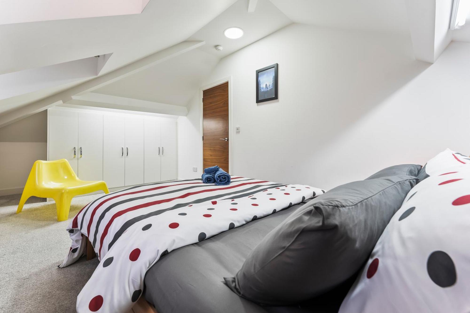 Exquisite 2-Bedroom Penthouse-Sleeps 7-Free Parking With Workstations & High-Speed Wifi Birmingham Bagian luar foto